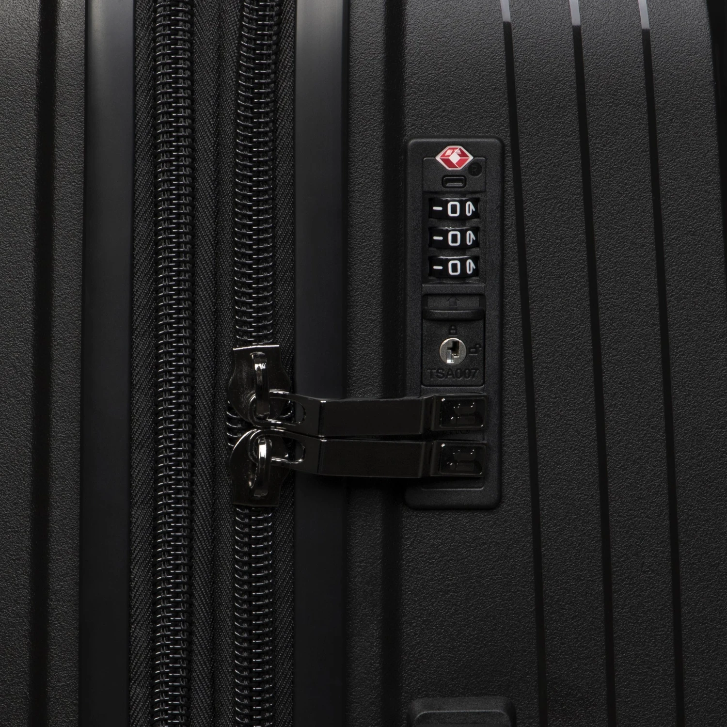 IT Luggage Spontaneous - Medium Plus (Black) 9 IT Luggage Spontaneous - Medium Plus (Black) - Image 7